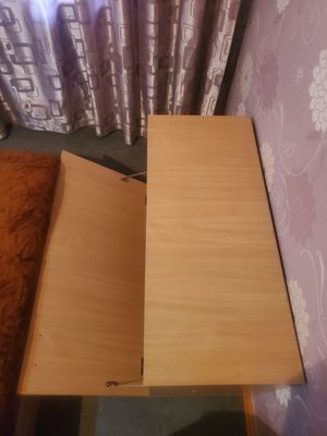 Тумба для белья светлого цвета.