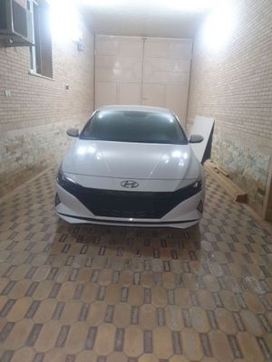 Hyundai Elantra .