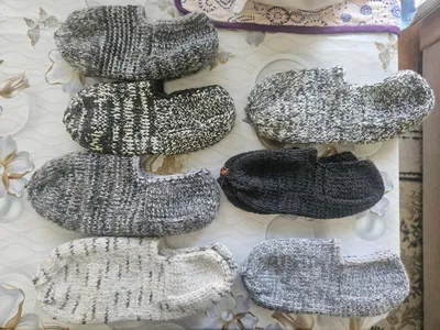 Носки вязаные для взрослых и пинетки для детей