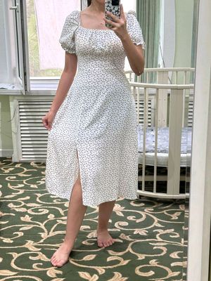 белое платье с маленькими сердечками
