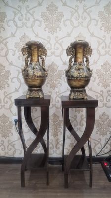 2 подставки с вазами