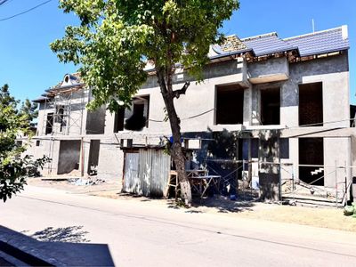 Дом коробка 1.8 соток и 2.2 соток на хорошем локации
