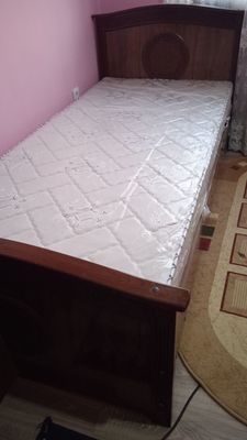 Divan Karovat sotiladi yangi holatda