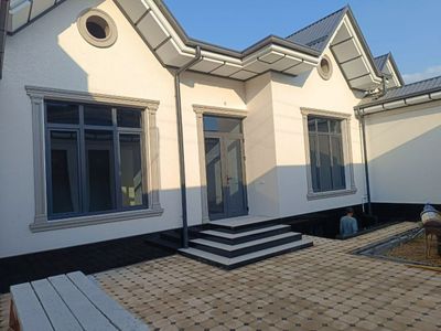 Продаётся дом участок 2сотки 4комнат, 3 санузла, 1 подвал, есть гараж