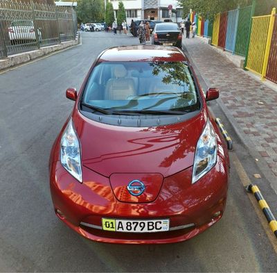 Nissan Leaf ниссан лиф электромабиль сотилади.