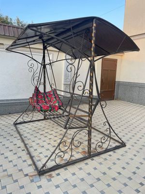 Продаётся металическая качеля беседка.