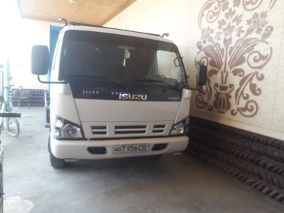 Isuzu yuk tashuvchi moshina