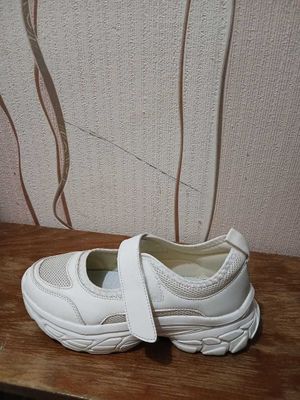 Продам спортивные удобные туфли
