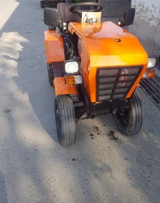 Mini tractor yer handshake uchun