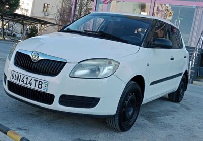 автомобиль не дорого, экономичный, иномарка. Skoda Fabia (MK2) хэтчбек