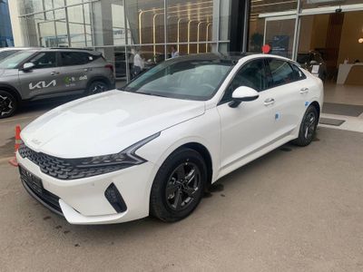 Kia K5. 2024. Luxe+ pozitsiya. Beliy jemjug. Ponarama tom.