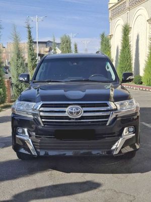 Срочно продам Toyota Land Cruiser 200 в идеальном состояние