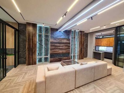 Продаётся Евро дом Центр Луначарский 2 сотки 3-уровня 6 комнат 360м2 !