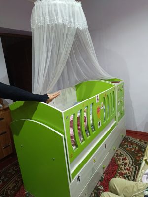 детская кровать .