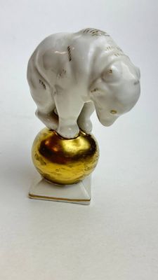Фарфоровая статуэтка медведь на шаре Рига Латвия