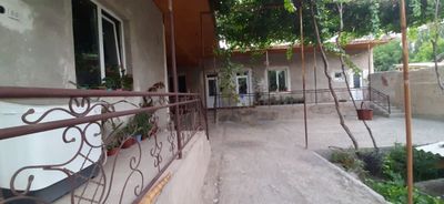 Hovli Uy sotilda. .