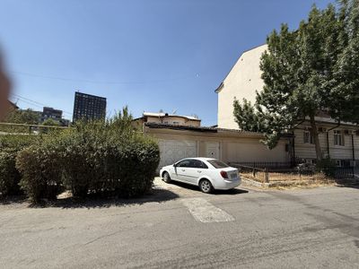 Uy sotiladi Yakkasaroy tuman 4,5 sotix