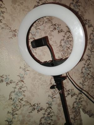 Lampa shtativ sotiladi yangi 1 oy ham ishlatilmagan