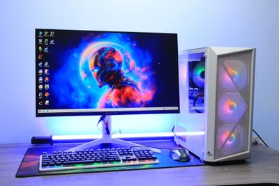 Oq rangdagi chiroyli kompyuterimiz tayyor holatda