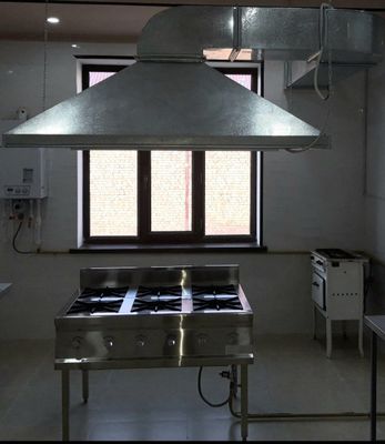 Продаётся газовая плита 6 комфарная с системой вытяжки.