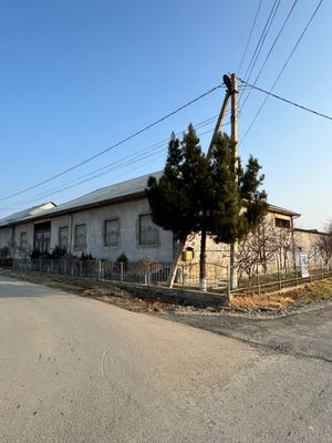 Guliston shaxar ,4 mavzeda joylashgan 10 sotix yer matdoniga ega hovli