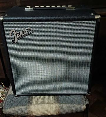 Продам басовый комбо усилитель Fender Rumble 40