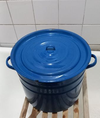 Большая эмалированная кастрюля