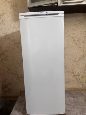 Продоетсья Холодилник в хорошом состояние