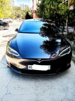 Tesla model S sotiladi