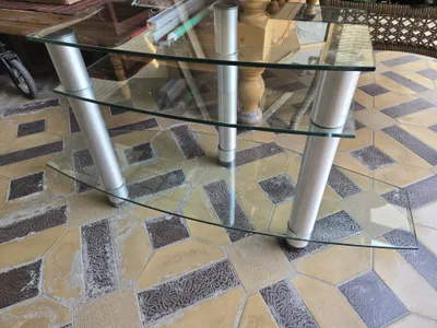 Стеклянная полка под телевизор