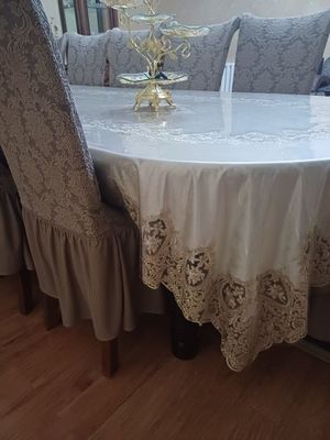 Качественные стол и стулья из дерево.