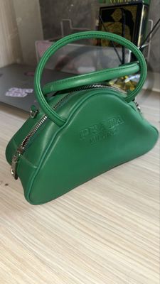 сумка Prada , зеленая , красивая , удобная сумка, есть ремешок