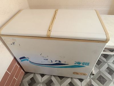 Холодильник для мороженого в хорошем состоянии