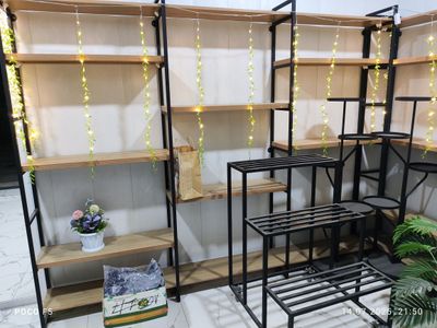 Dòkon uchun Loft dizayndagi polkalar va gullar uchun podstavkalar.