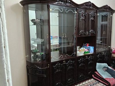 Ойнали, чиройли ва кота шкоф
