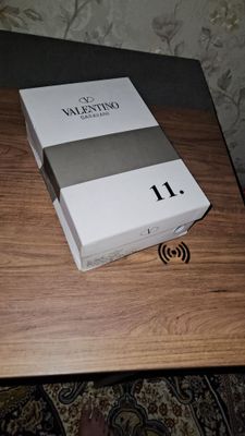 Продаю кроссовки Valentino.