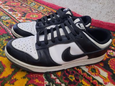 42 o'lchamli Nike krossovkalari
