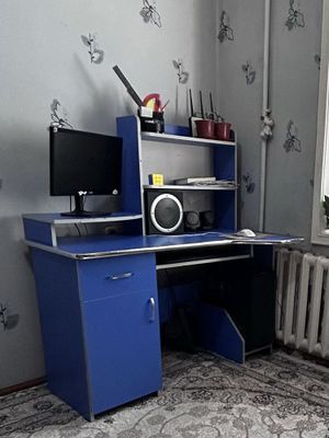 Компьютерный стол в хорошем состаянии