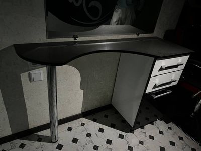 mebel va oyna ayolar saloni uchun yoki ofis uchun