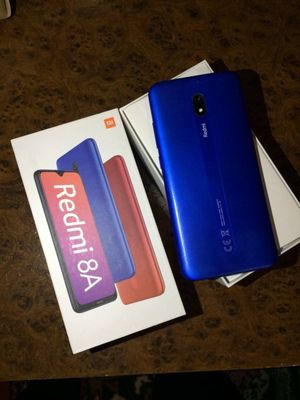 Redmi 8 a fafolat bor koʻk rangda