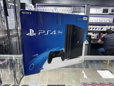 Продам б.у Playstation 4pro 1tb в хорошем состояни с двумя джойстиками