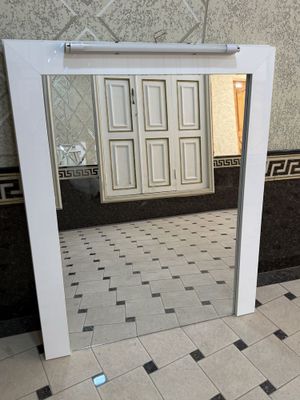 Парикмахерское зеркало и помощницы