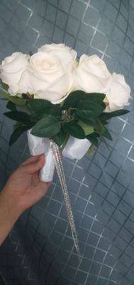 kelin uchun toy buketi. suniy  oq atirgul.