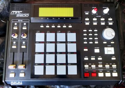 Akai mpc 2500 ,рабочая станция ,сэмплер,драм машина