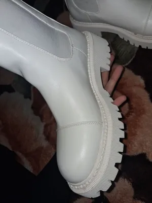 белые ботинки челси массивной тракторной подошвой