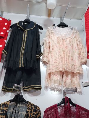 pijama va pinuarlar sotiladi. Xitoy mahsuloti.