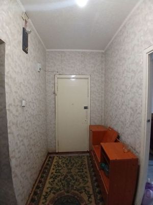 Uy sotiladi 3 xona 3 etaj 5 etajli ,sakson magazin yonidagi dom