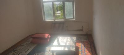 1 хонали квартира сотилади.