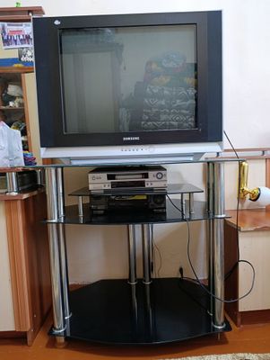 Samsung buringi televizor bari jeri saz podstavkasi menen