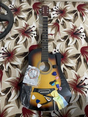 Gitara sotiladi yangi hali narxini arzon qilib beraman hamma narsasi b